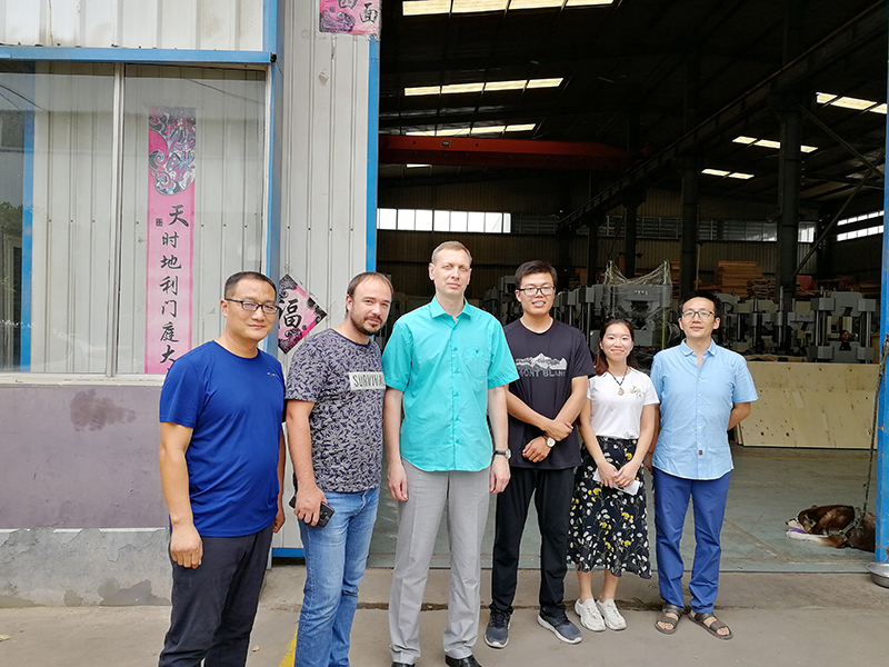 俄羅斯客戶到廠驗(yàn)收機(jī)器，獲得客戶一致好評(píng)